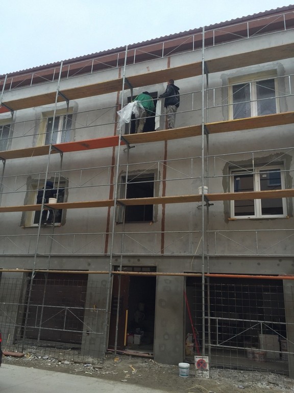 Stavebná spoločnosť QUATTRO-H - práca na fasáde v bytovom dome Sofia v Šamoríne