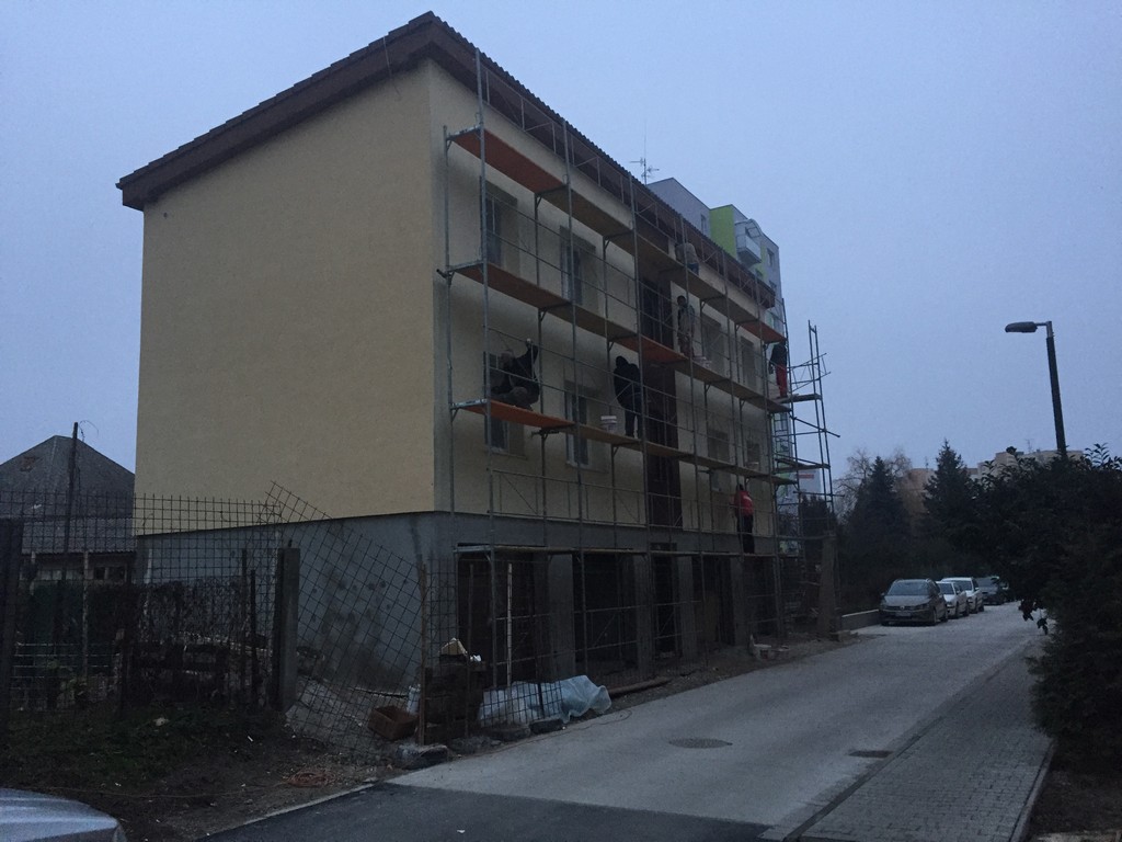 Stavebná spoločnosť QUATTRO-H - práca na fasáde v bytovom dome Sofia v Šamoríne